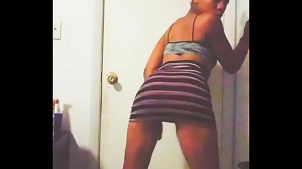 Slimthicknicki twerks nude in skirt