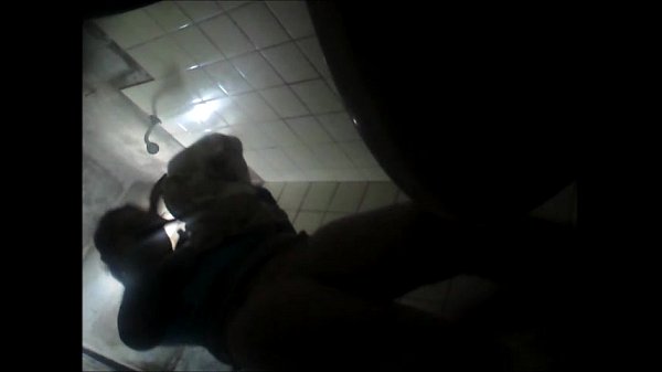 moriacha peluda espiada en la ducha