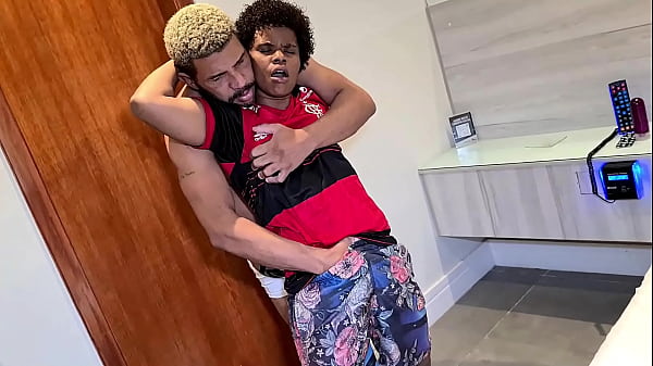 Leo Ogro and Kauan Gabriel fuck Casaldoidera in her first anal scene