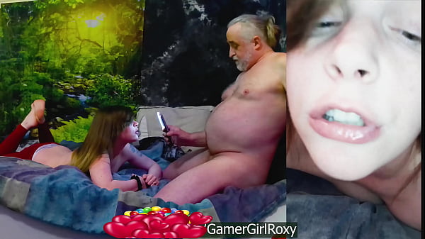 Brunette wife gamergirlroxy sucks big cock