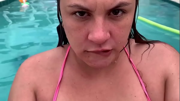 La Paisa caught sucking dick by neighbor while cleaning pool