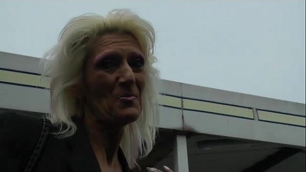 Granny blonde gives interracial blowjob