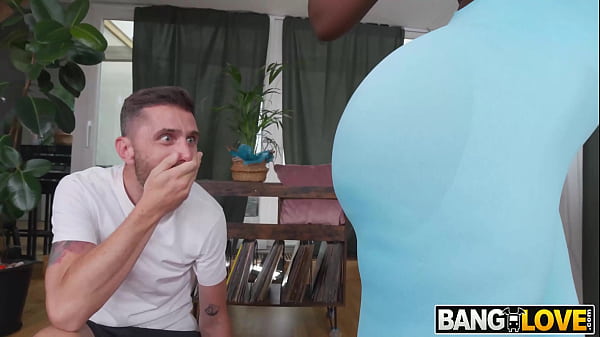 Petite milf Lexi Luv gives blowjob