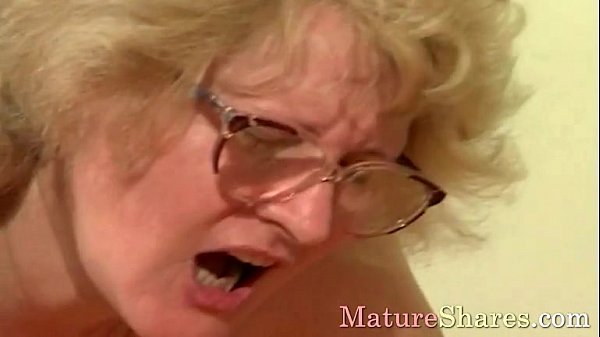 Mature milf Maleah88 gets hardcore with old lady