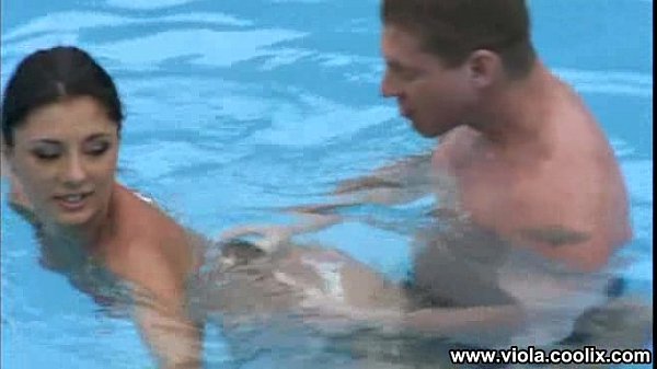 Sofia Gucci joins her friends for a wild pool party threesome