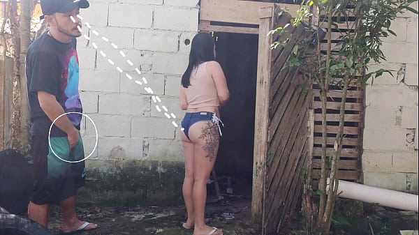 Latina housewife Jennifer Pimenta fucks bricklayer in garden