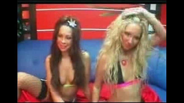 Teen lesbians fuck on webcam