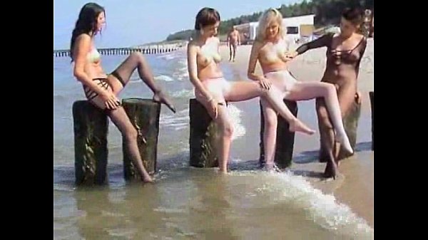 Cas8250 teenie brunette masturbates on the beach