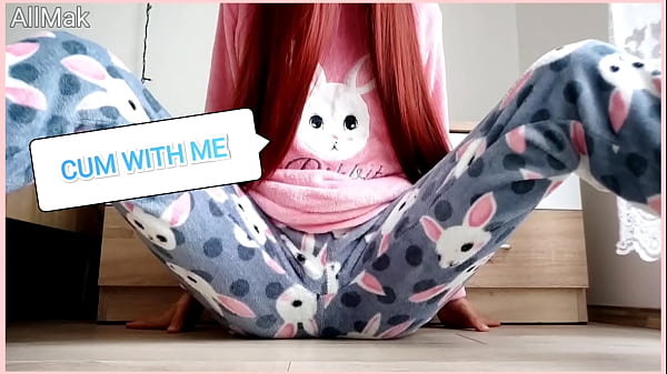Japanese teen Aleksa Mak masturbates in pajamas