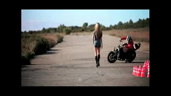 Stuntman D gives outdoor facial to hot babe