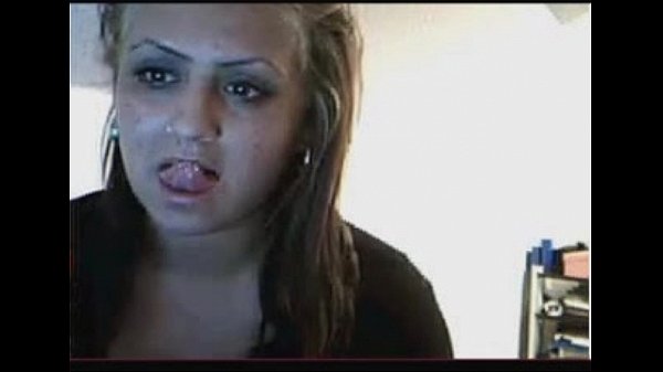 Naughty On Cam Peladinha shows off her buceta on webcam