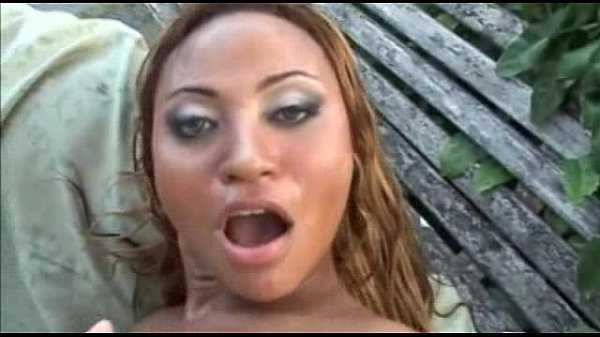 Bowleglicious fucks Luana the Brazilian Queen outside