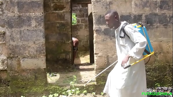 Ebony mature woman fucked outdoors by village farmer