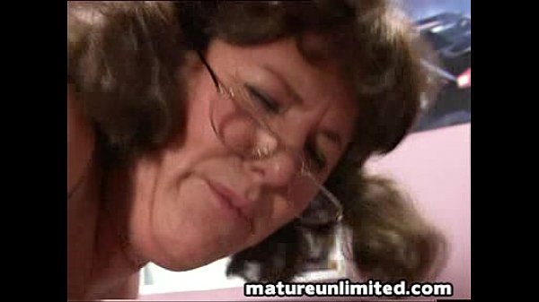 Mature woman with hairy pussy gets cumshot