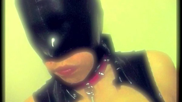 Vinyle Slut Tokyo in pvc submissive piss play