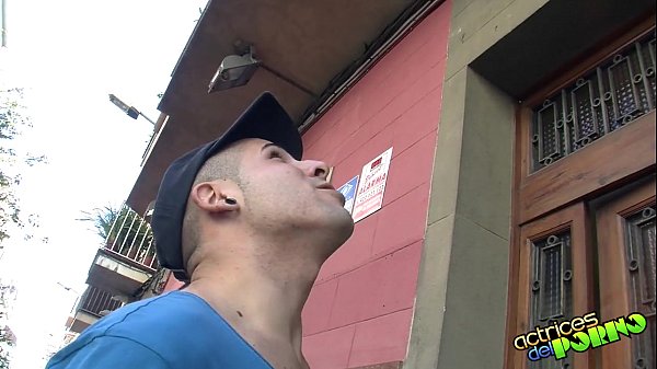Fruit seller gently fucks woman he desires
