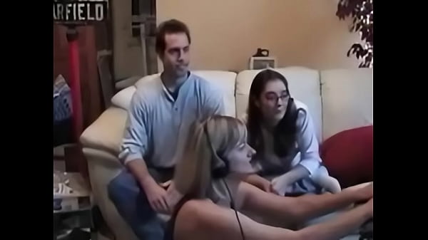 Amateur webcam broadcast turns into a homemade foursome cumshot facial