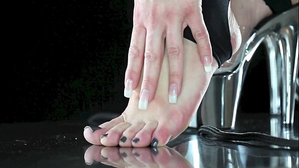 Mistress makes me smell her feet and lick her pussy