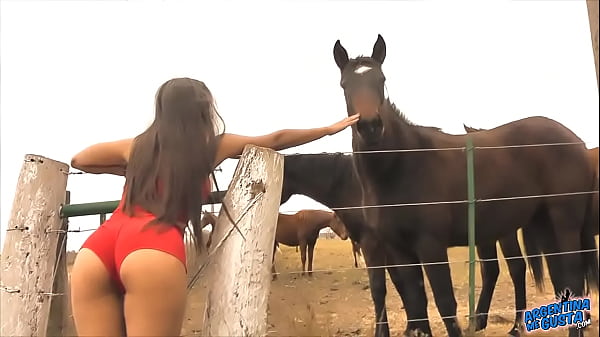 LatinaMeGusta and Winona - Outdoor Latina Teen Brunette Cameltoe Action