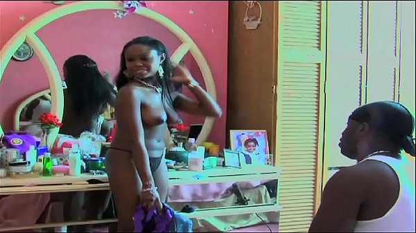 Ebony actress strips naked on movie set