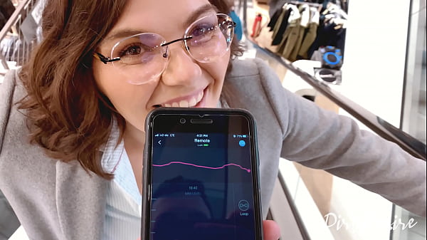 Sarah Sota gives blowjob in mall changing room