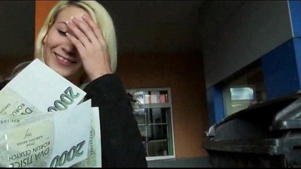 Blonde Yenna gives roadside blowjob for cash