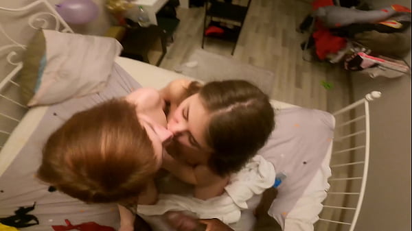 Ryžaja русская брюнетка Wonderful Gift From Girlfriends performs POV blowjob with creampie for multiple guys
