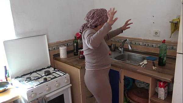 Machine and Stepmommysusan join Sexysouzan in a kitchen creampie with a huge cock in a muslim-girl reality scene