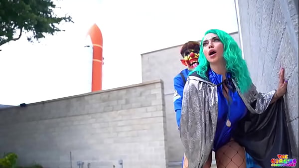 Mandi May cosplay alien fucked by Gibby The Clown in public
