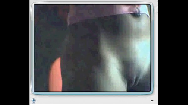 Teen girl shows off her buceta on webcam