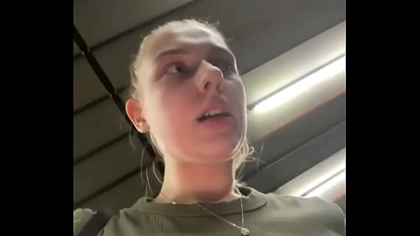 Jucielussie1 gets caught masturbating and squirting in the gym