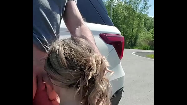 Scarlet Winters sucks dick on roadside for a ride
