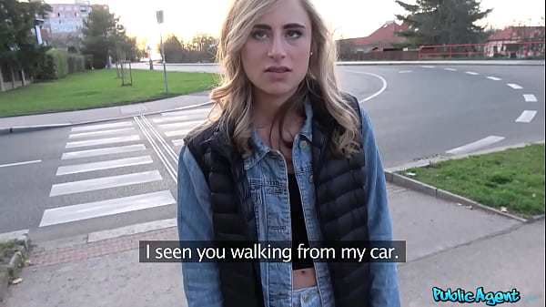 American tourist Lindsey Cruz sucks big dick outdoors and squirts