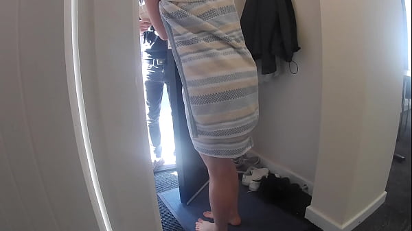 Young Divorced Blonde Mom Seduces Delivery Guy for Quickie Blowjob and Creampie