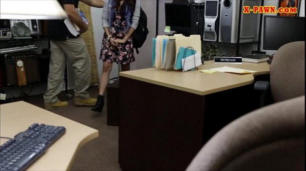 Teen reality star Moviesof sells her books and gets a big cock at the pawnshop