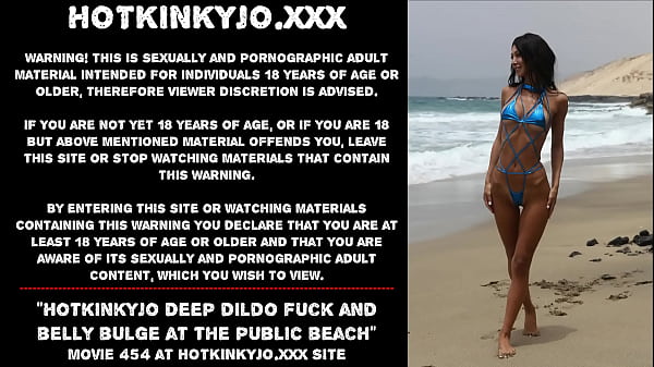 Hotkinkyjo fucks with deep dildo at public beach
