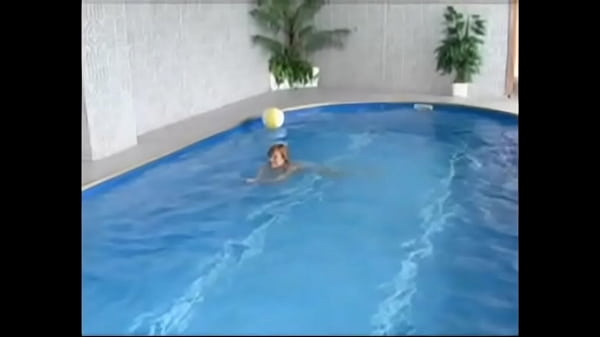 Mature woman fucked doggystyle in swimming pool