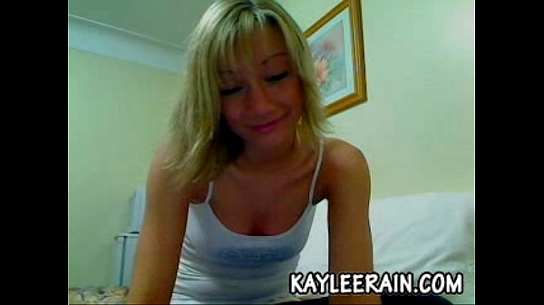 Teen Kaylee Rain shows off her big tits after peeling off her white tank top
