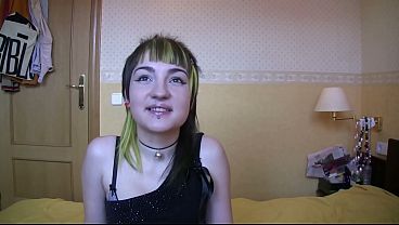 Spanish babe Lunae Yin fucks for dinero in pickup audition