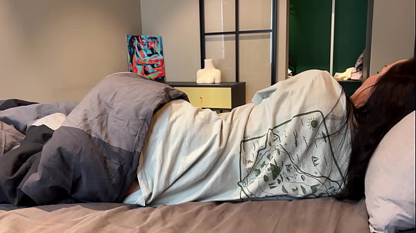 Evakeks stepmom shares bed with stepson in reverse cowgirl blowjob massage