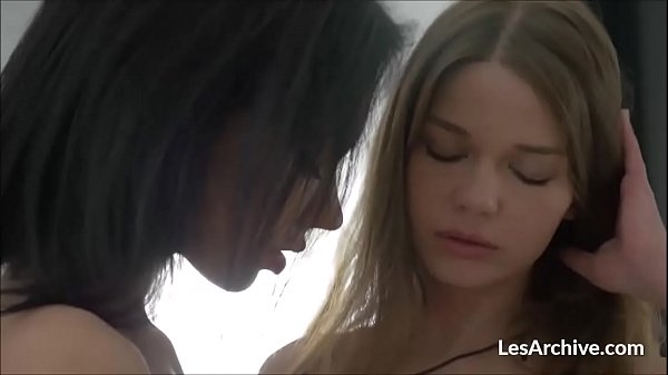 Teen lesbians Mia Lee and friend lick and finger each other